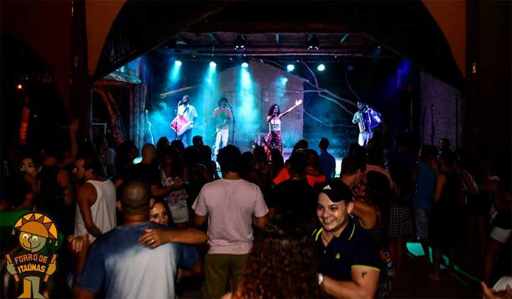 Conheça a noite de Itaúnas, a capital do forró