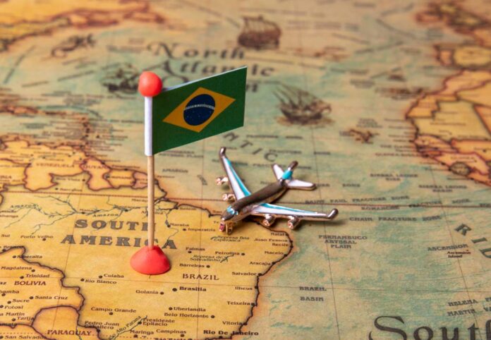 mapa do Brasil com bandeira e um avião indicando a importância de ter um seguro viagem nacional