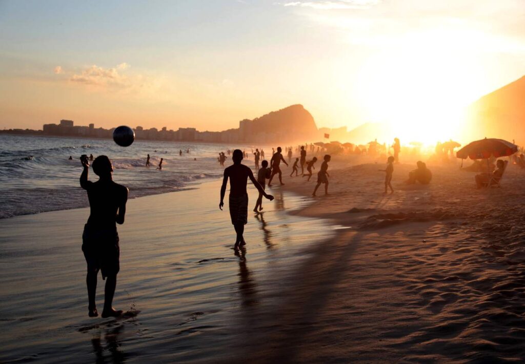 pessoas tranquilas em praia do Rio porque possuem um seguro viagem nacional